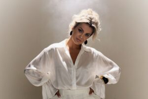 «Біля тебе» - пісня про любов, чесність із собою та сміливість говорити про почуття: ANELLY презентує новий реліз