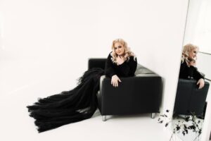 Про кохання, яке проходить крізь роки: ALESIA M презентувала сингл «Пообіцяй мені»