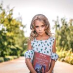 Амелія Турильова розповіла мовою музики про дитинство українських дітей у пісні «Казки»