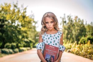 Амелія Турильова розповіла мовою музики про дитинство українських дітей у пісні «Казки»