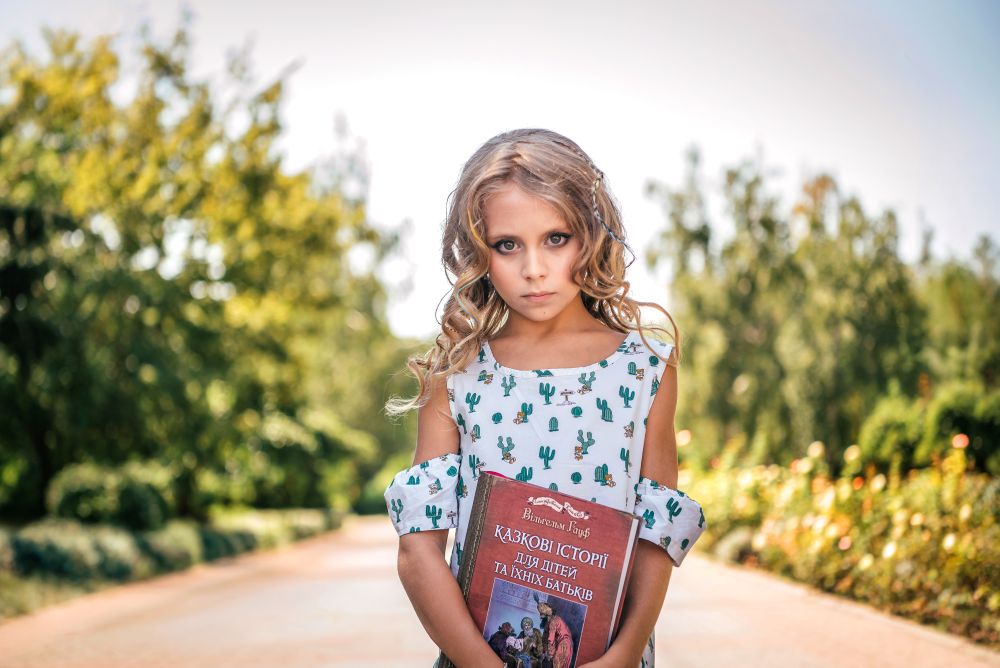 Амелія Турильова розповіла мовою музики про дитинство українських дітей у пісні «Казки»