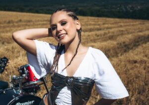 «Сяй» на повну: MUSHKA поєднала попзвучання з рок-елементами в новій відеороботі
