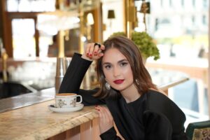 Marins у новому треку «SWIPE» перетворила звичний жест на метафору вибору